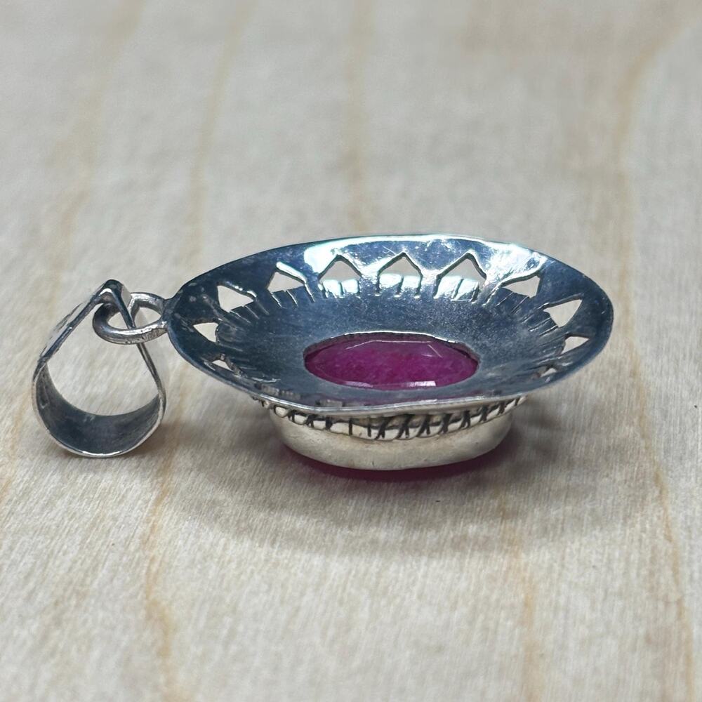 Vintage 925 Sterling Silver Oval Indian Ruby Pendant Geometric Cutout Border - Picture 3 of 7